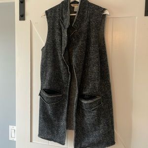 Sleeveless cardigan sweater with pockets